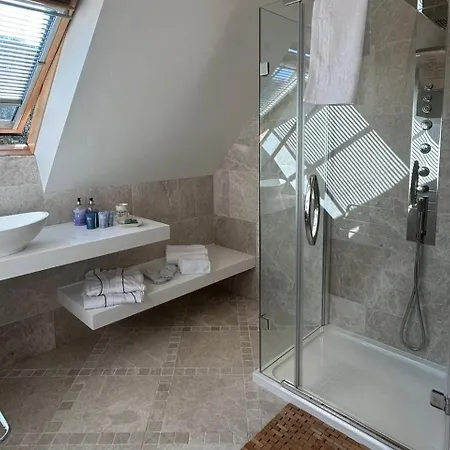 1 Bed - Sleeps 2 Patio Parking & Wifi Apartment St Aubin