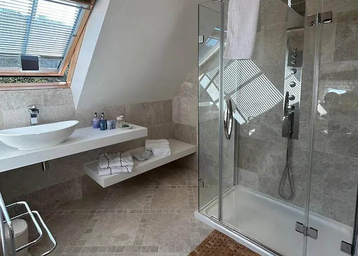 1 Bed - Sleeps 2 Patio Parking & Wifi Appartement St Aubin